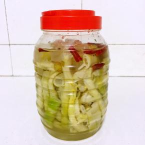 做好的泡椒酸笋放在冰箱冷藏保存！