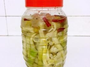 做好的泡椒酸笋放在冰箱冷藏保存！