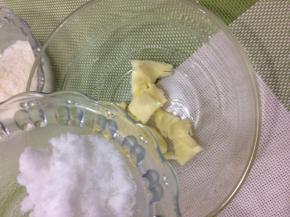 将白糖倒入软化的黄油中