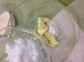 将白糖倒入软化的黄油中