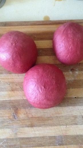 面团取出 均匀分成三份 滚圆成团 静置松弛10分钟 如果天气干 盖湿布或塑料薄膜 避免表明结皮