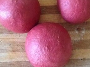 面团取出 均匀分成三份 滚圆成团 静置松弛10分钟 如果天气干 盖湿布或塑料薄膜 避免表明结皮