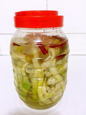 密封好，腌制24小时，等到里面的冰糖完全融化即可食用啦！