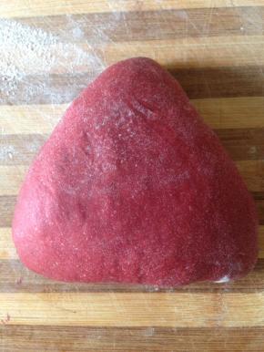 整形成三角形 边一定要捏紧 整形好放到铺了油纸的烤盘 二发