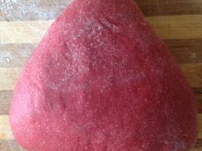 整形成三角形 边一定要捏紧 整形好放到铺了油纸的烤盘 二发