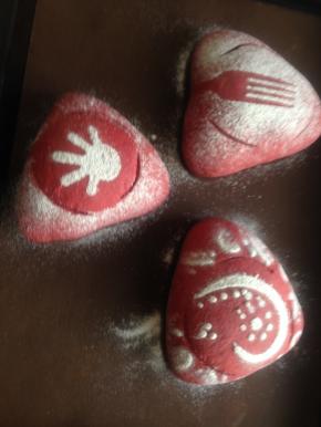 撒粉 可以借助不同的粉筛或是手边好看的叉 勺  烤箱预热180度 如烤箱中层烤25分钟 10～15分钟定型后 表面加盖锡纸 避免烤黄影响外观