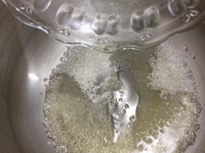 再将水倒入