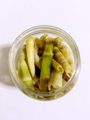 准备一个干净的无油无水的容器，把挤干水分的新鲜的竹笋放进去！