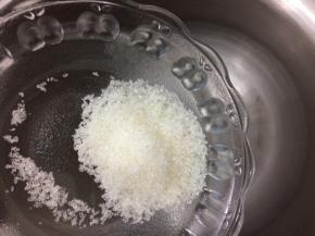 将白糖倒入厨师机中