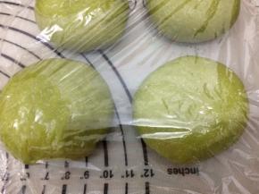 全部包好盖上保鲜膜饧15分钟