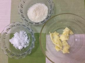 准备馅料：黄油、椰蓉、白糖