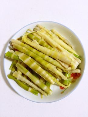 浸泡好的竹笋捞出挤干水分备用！