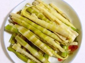 浸泡好的竹笋捞出挤干水分备用！