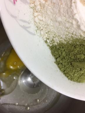最后将高筋面粉酵母盐抹茶粉倒入