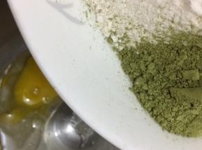 最后将高筋面粉酵母盐抹茶粉倒入