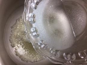 在将植物油倒入