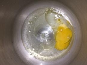 将鸡蛋倒入