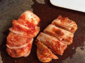 把泡菜切条或切块