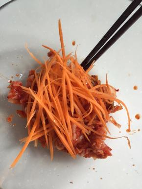 胡萝卜洗干净，去皮削丝