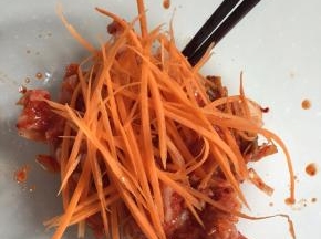 胡萝卜洗干净，去皮削丝