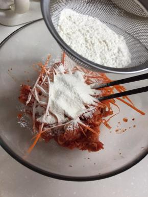 把泡菜和胡萝卜丝放进碗里，筛入低筋面粉