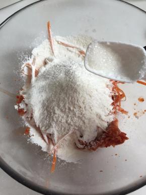 放入适量盐和糖，拌匀一下