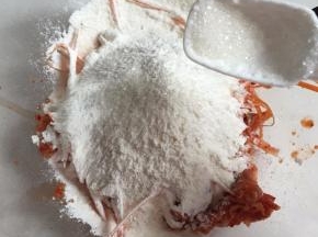 放入适量盐和糖，拌匀一下