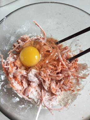 打入鸡蛋，拌匀，再倒入水