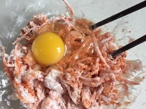 打入鸡蛋，拌匀，再倒入水