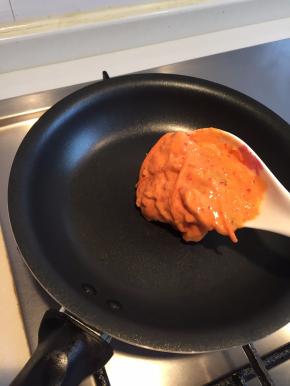 热锅冷油，勺一勺适量的面糊到平底锅，快速摊成圆形，中火煎，
一面煎几分钟