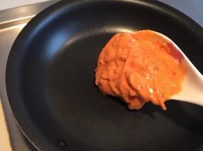 热锅冷油，勺一勺适量的面糊到平底锅，快速摊成圆形，中火煎，
一面煎几分钟