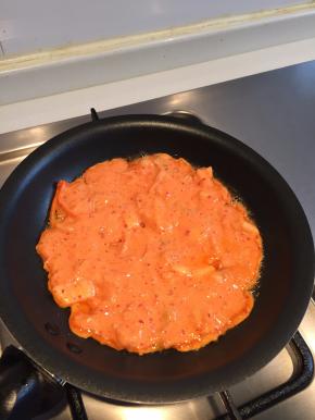 饼底凝固后再翻面煎