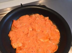 饼底凝固后再翻面煎