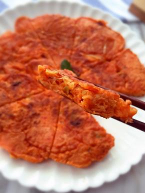 脆辣的辣白菜，搭配上胡萝卜丝，香香辣辣的味道非常好呢！