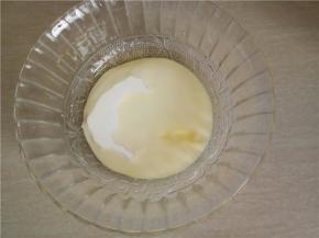 玉米油、酸奶倒入盆中，混合搅拌充分乳化的状态。