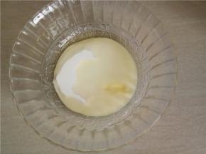 玉米油、酸奶倒入盆中，混合搅拌充分乳化的状态。