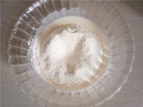 筛入低筋面粉搅拌均匀，干粉颗粒。