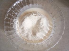 筛入低筋面粉搅拌均匀，干粉颗粒。