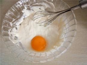 将蛋黄分2次加入面糊中翻拌。