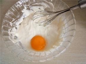 将蛋黄分2次加入面糊中翻拌。