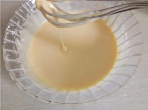 拌好面糊没有疙瘩，非常浓稠有光泽。