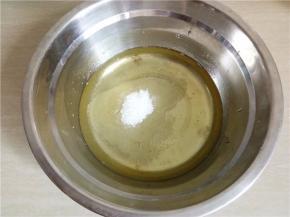 白醋滴入蛋白，白糖一次性加入，用打蛋器打发。