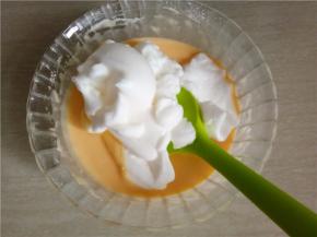 取三分之一蛋白膏，放进蛋黄糊里，用切拌的手法混合均匀，再将蛋黄糊倒回蛋白膏里。（像我们平时炒菜一样翻拌，总之不能画圈，如果用蛋抽就Z字形来搅拌。）