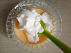 取三分之一蛋白膏，放进蛋黄糊里，用切拌的手法混合均匀，再将蛋黄糊倒回蛋白膏里。（像我们平时炒菜一样翻拌，总之不能画圈，如果用蛋抽就Z字形来搅拌。）