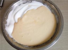 把剩下的蛋黄糊都倒入蛋白中继续翻拌。