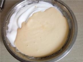 把剩下的蛋黄糊都倒入蛋白中继续翻拌。