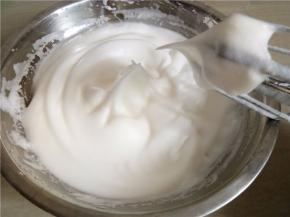 打发至干性发泡。