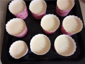 将面糊倒入纸杯中，7分满。