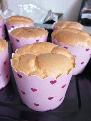 烤好的蛋糕取出晾凉，放上芒果肉即可享用。