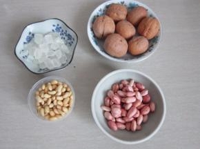 准备好所在材料，黄豆提前泡好。
